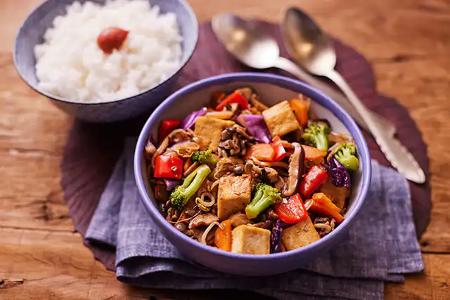 Tofu Dourado com Cogumelos e Vegetais Asiáticos - Receita Autêntica Japonesa