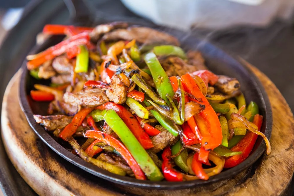 Fajitas Mistas Mexicanas Tradicionais: Prato Principal Colorido e Saboroso