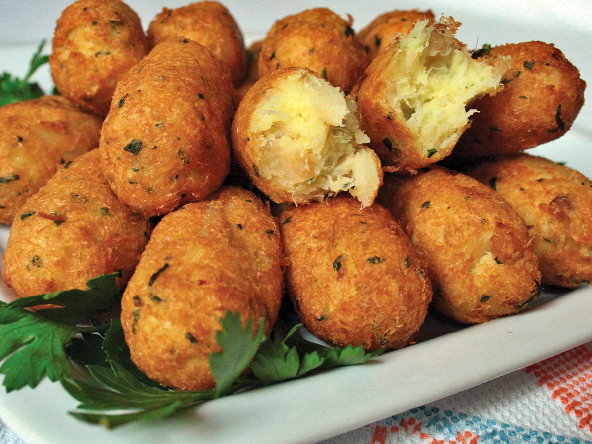 Bolinho de Bacalhau Carioca: Petisco Tradicional com Toque Brasileiro