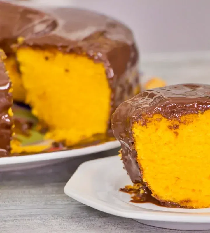 Bolo de Cenoura com Cobertura de Chocolate - Receita Brasileira Tradicional