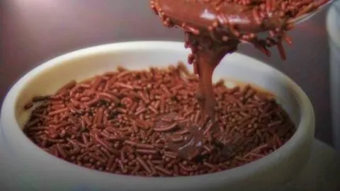 Brigadeiro de Micro-ondas Rápido e Fácil: Receita Brasileira Tradicional