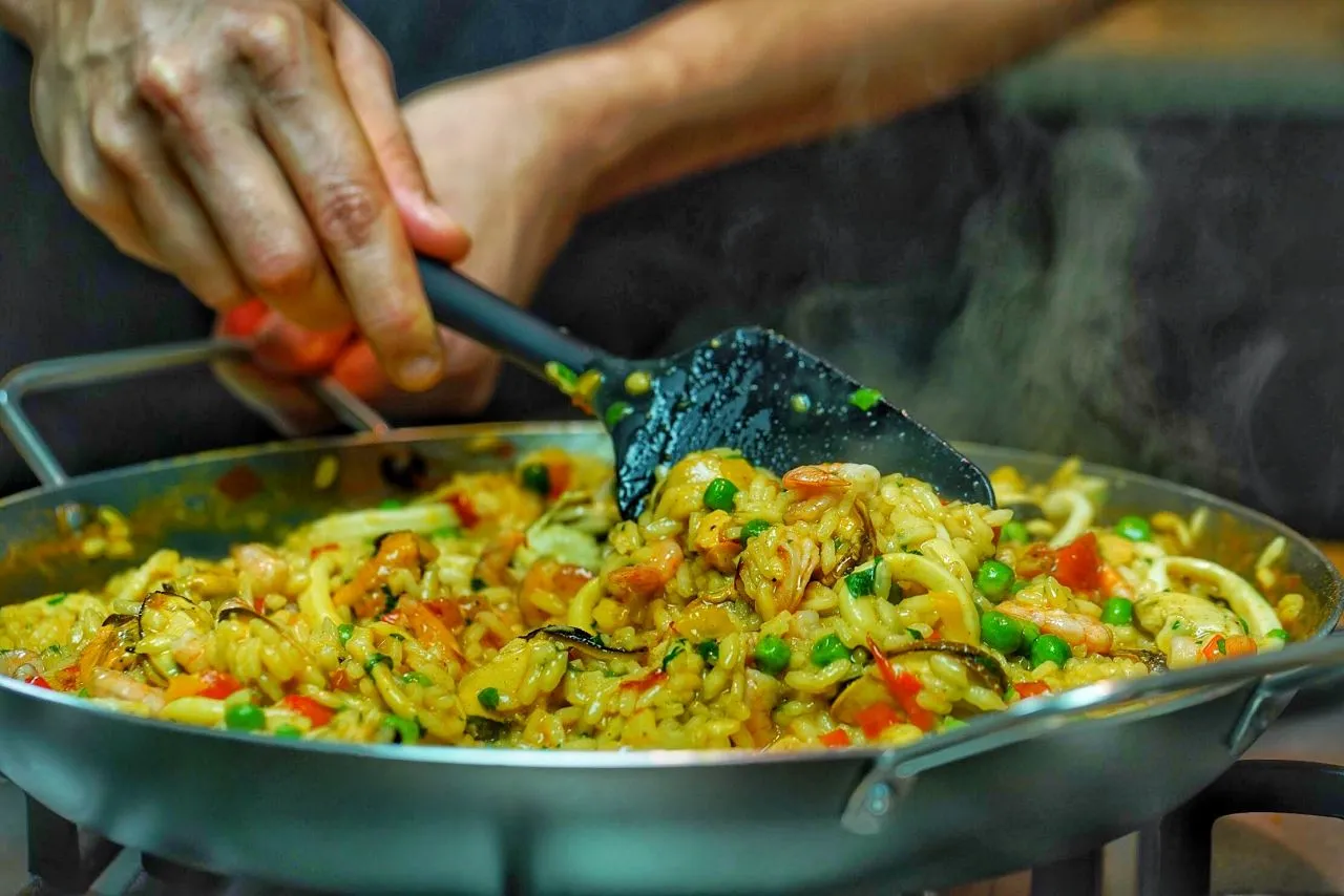 Paella de Frutos do Mar Espanhola com Toque Brasileiro: Receita Tradicional Adaptada