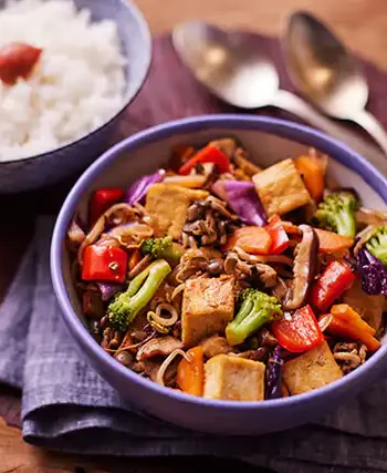 tofu salteado com cogumelos e vegetais