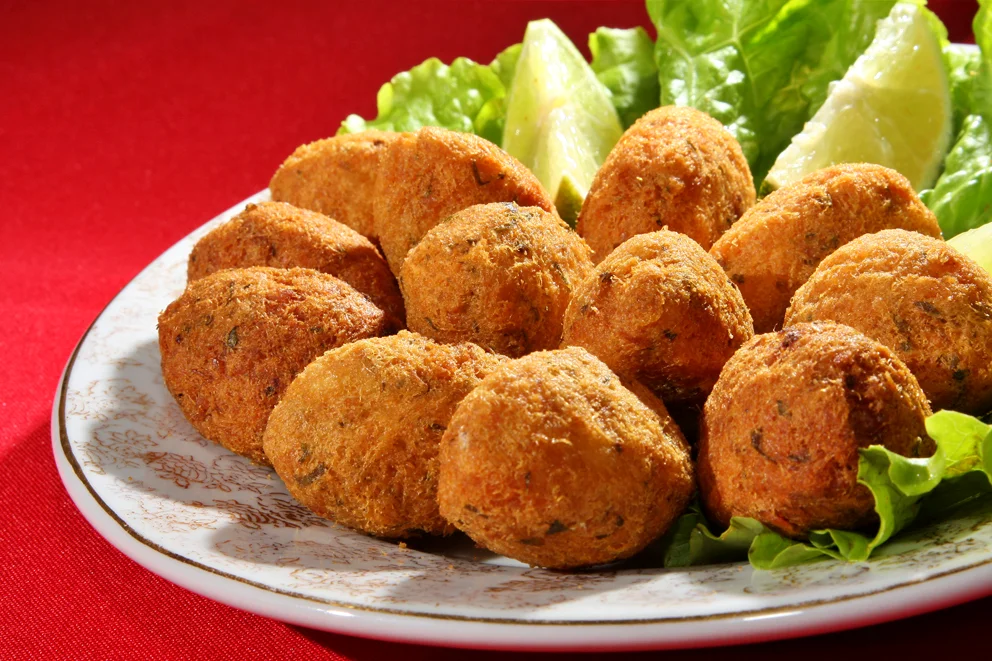 Autêntico bolinho de bacalhau carioca