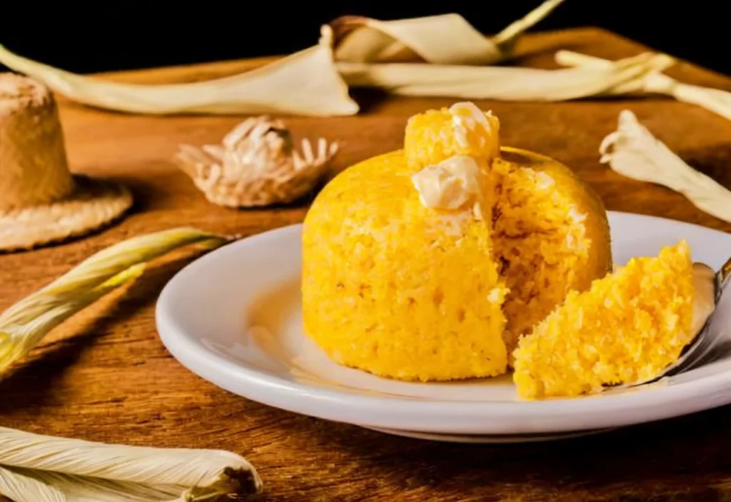 Cuscuz nordestino com manteiga carne e queijo