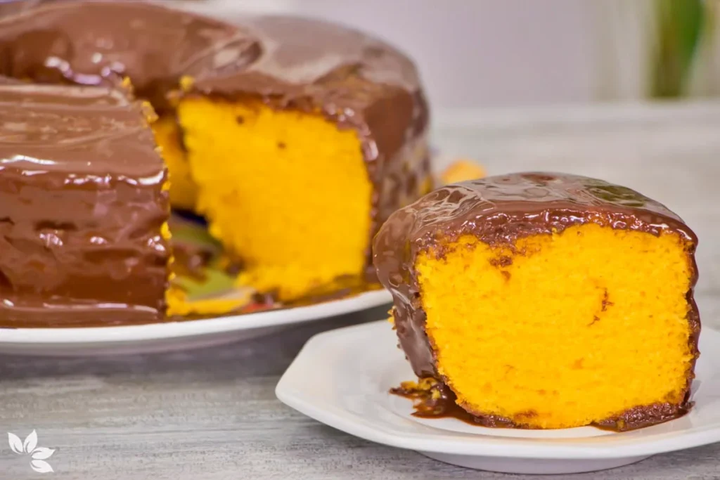 O autêntico bolo de cenoura brasileiro com cobertura de chocolate